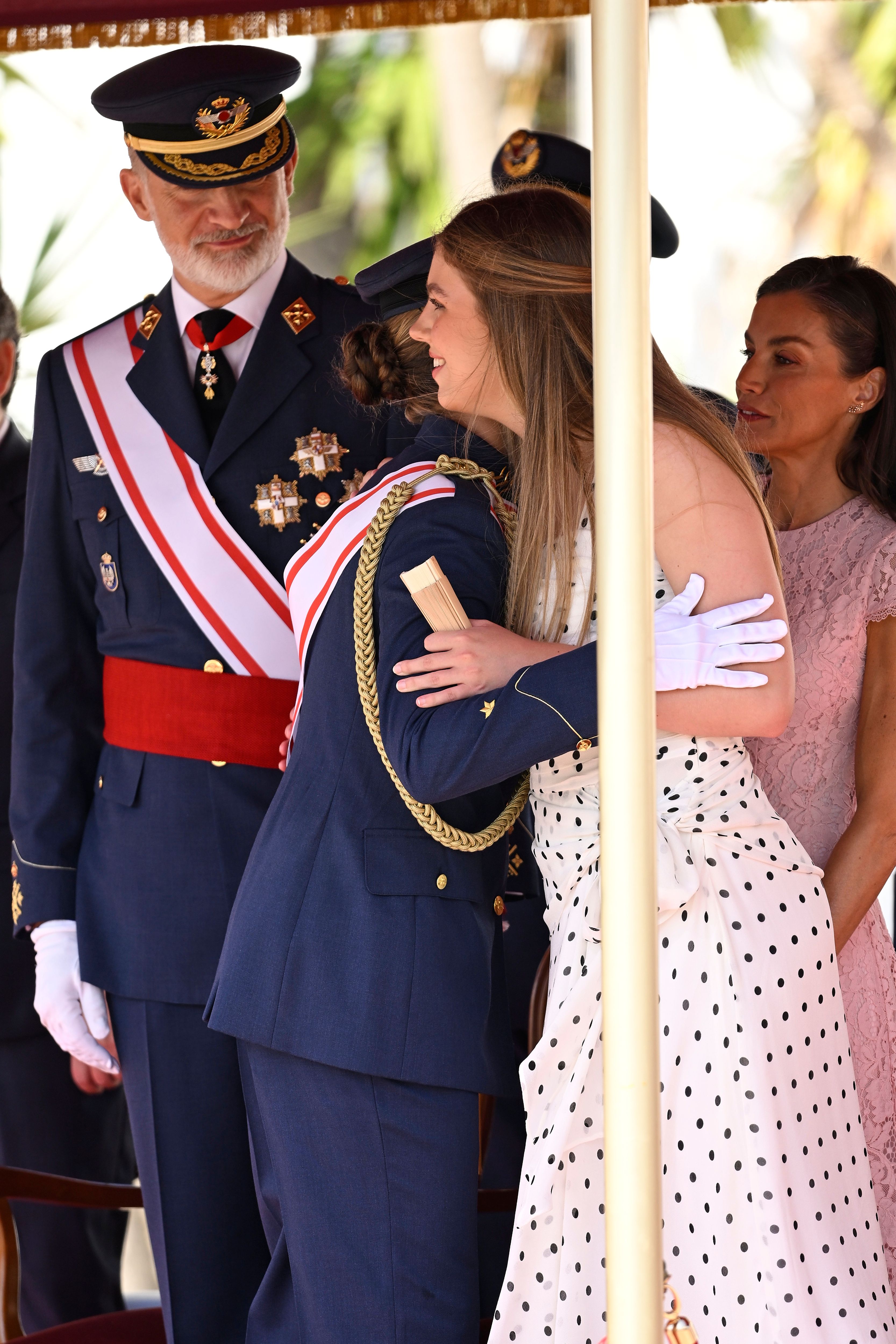 El abrazo entre la princesa Leonor y la infanta Sofía