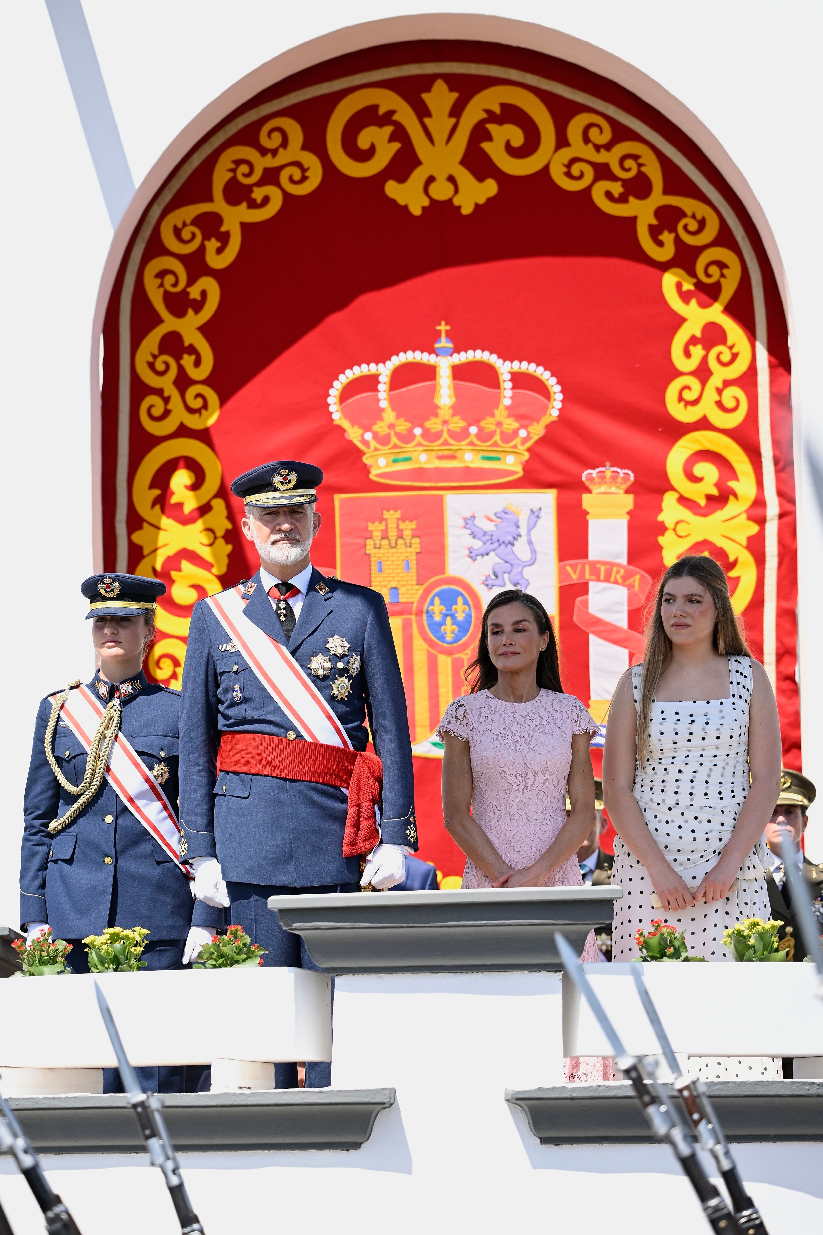 La familia real saludando en la graduación de Leonor