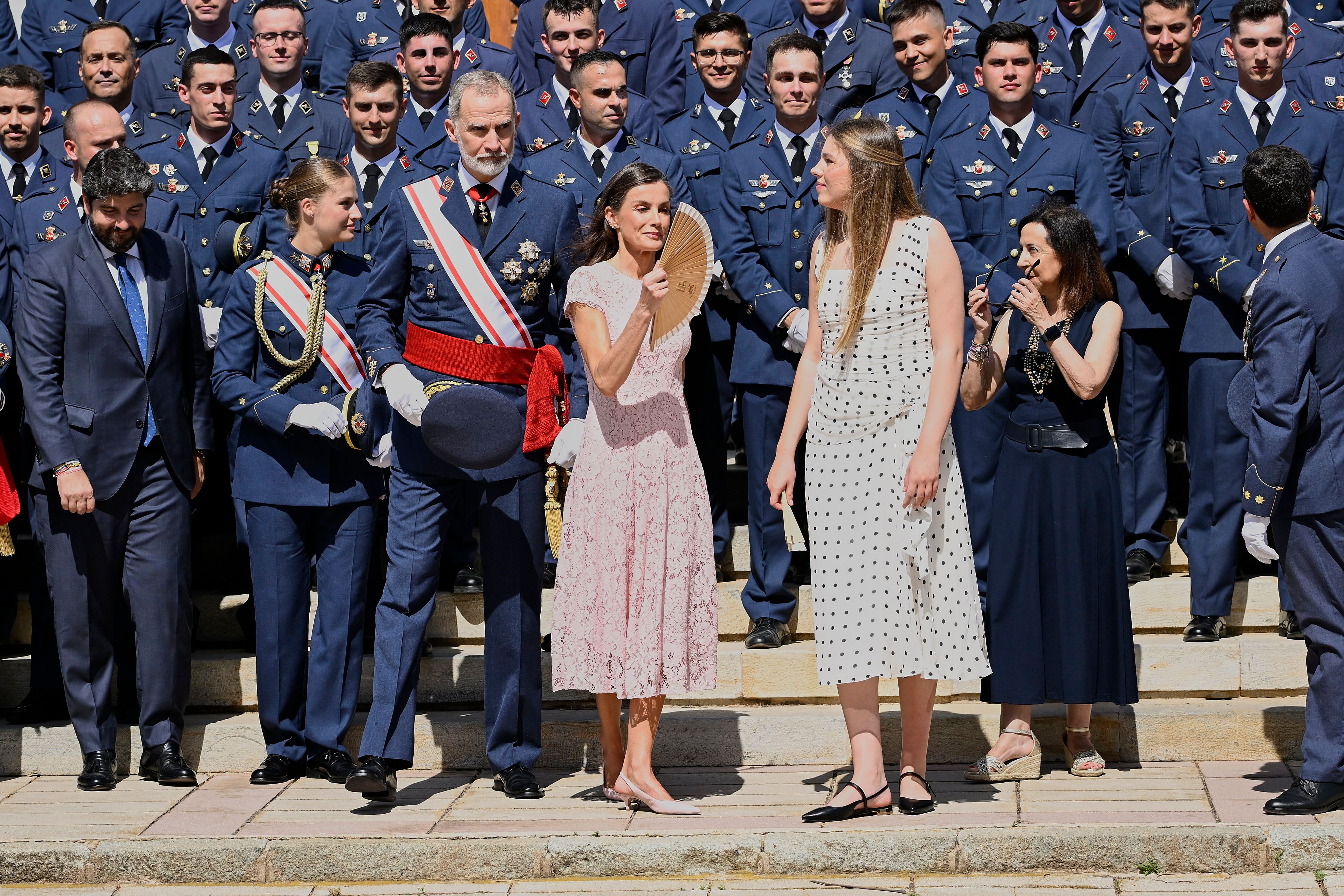 La familia real y Letizia abanicándose por el calor