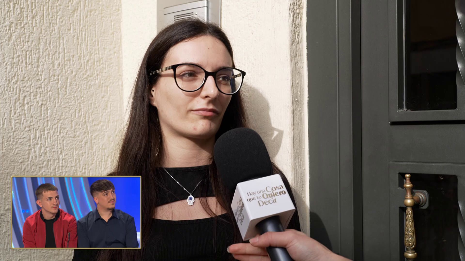 La reacción de dos hermanos al ver, por primera vez, a su hermana mayor
