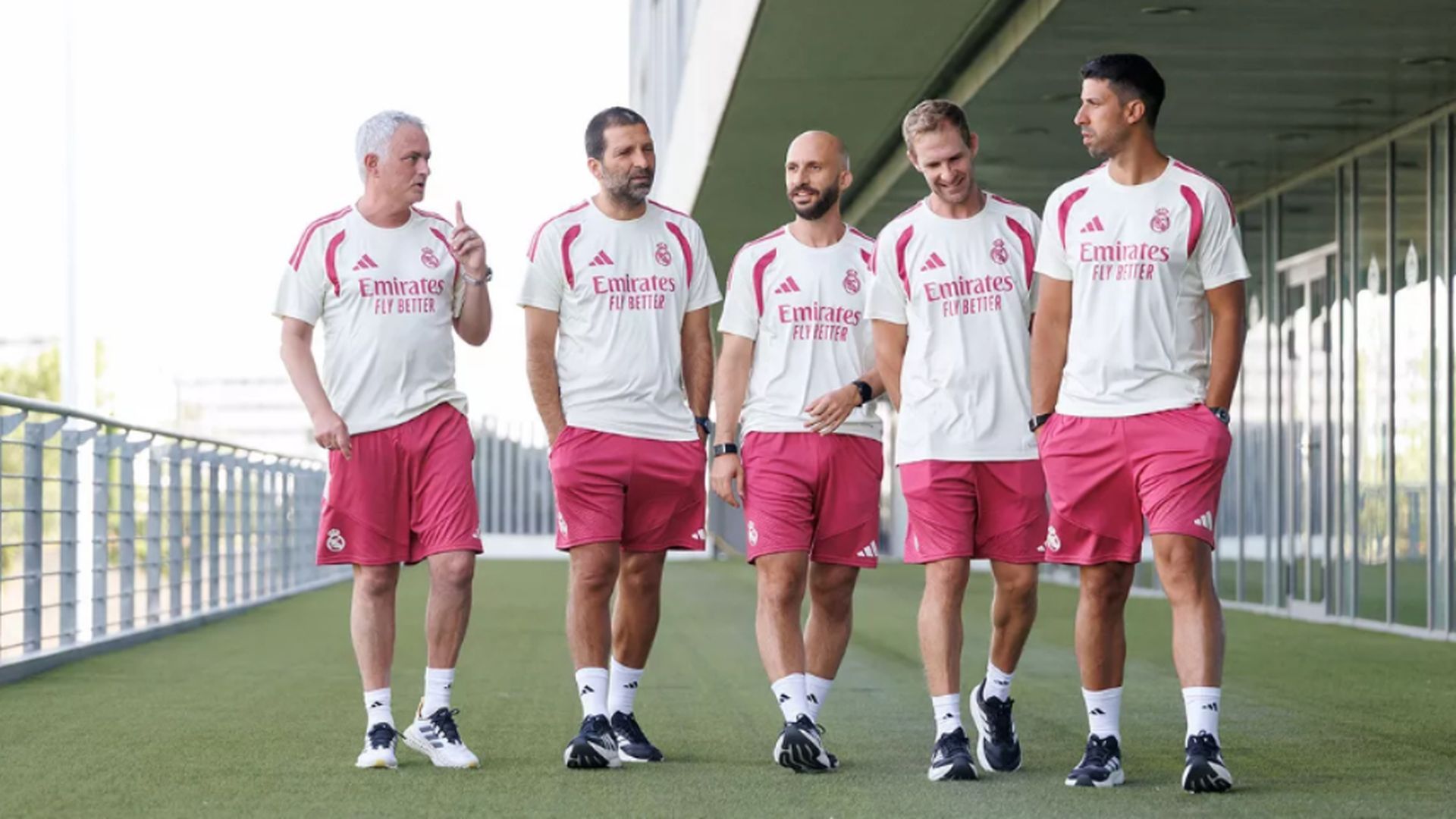José Mourinho, con su equipo técnico en Valdebebas