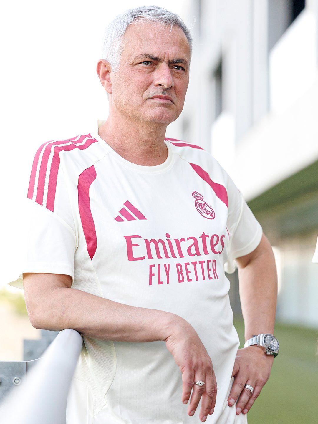 José Mourinho posa con sus nuevos colores