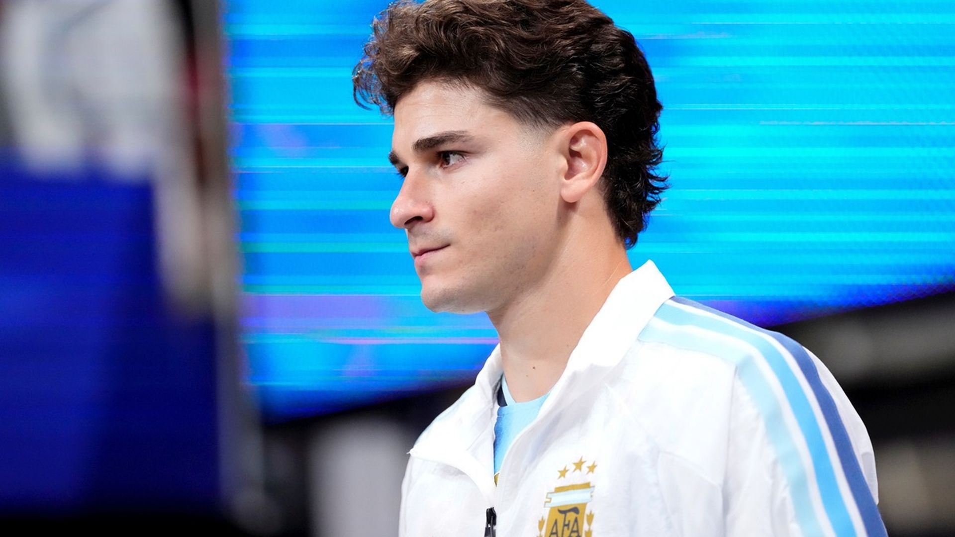 Julian Alvarez, con el chándal de la selección argentina Julian Alvarez, con el chándal de la selección argentina