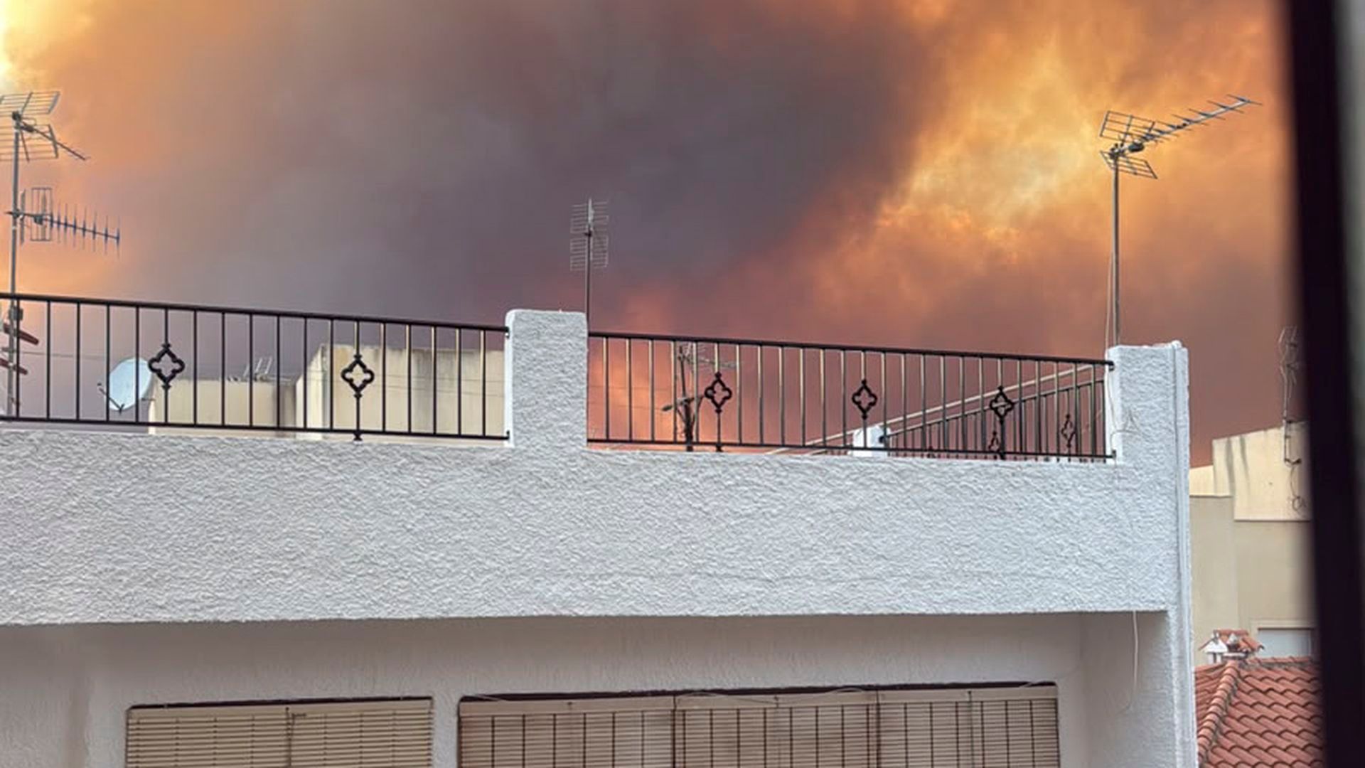 La incertidumbre crece entre las familias de los 23 desaparecidos mientras los equipos rastrean barrancos y cortijos en Bédar