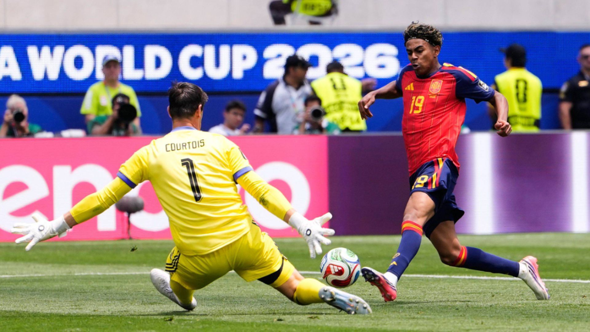 Lamine Yamal ante Thibaut Courtois, en Los Ángeles