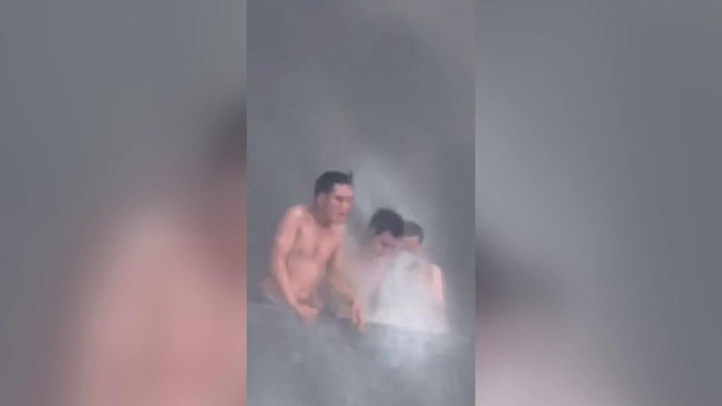 Las angustiosas imágenes de una azotea convertida en ratonera en el incendio de una fábrica de zapatos en China