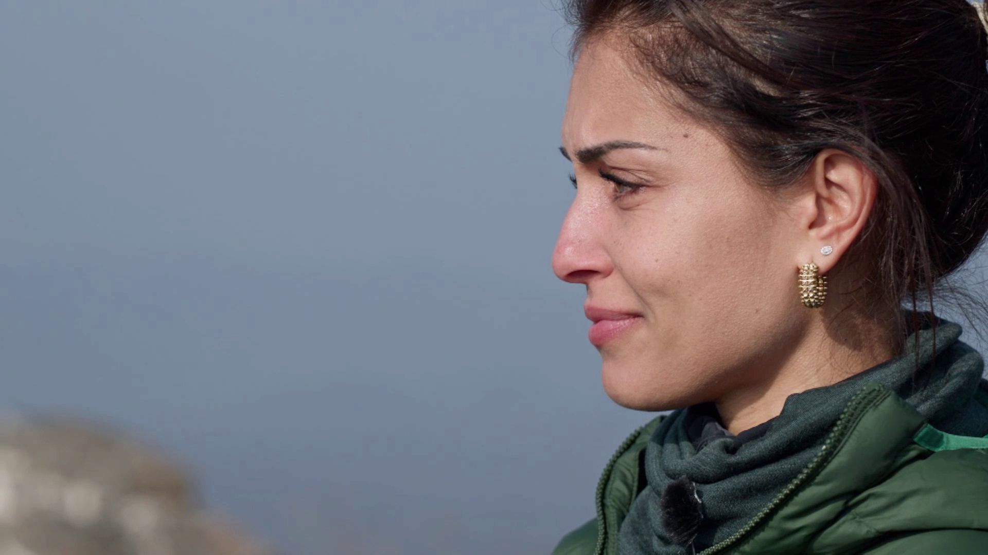 Las lágrimas de Hiba Abouk tras vencer su vértigo con la ayuda de Jesús Calleja