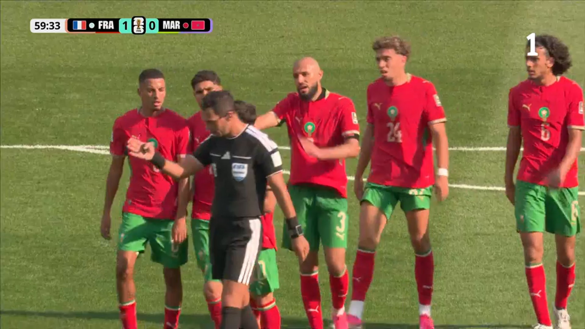 Los jugadores de Marruecos protestan el primer gol de Francia