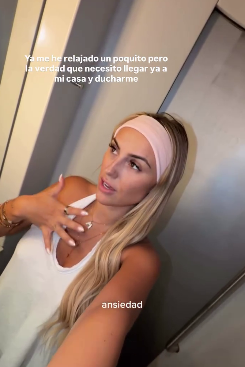 María en el baño del tren explicándole a sus seguidores cómo se siente