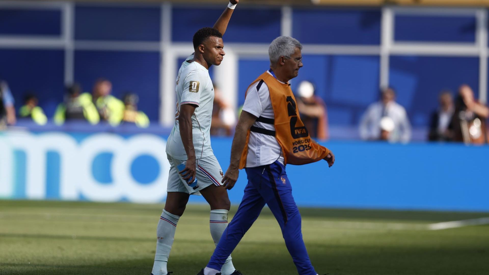 Mbappé abandona el terreno de juego saludando Mbappé abandona el terreno de juego saludando