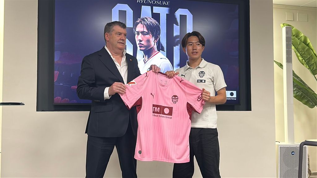Ryonosuke Sato presentado como jugador del Valencia CF
