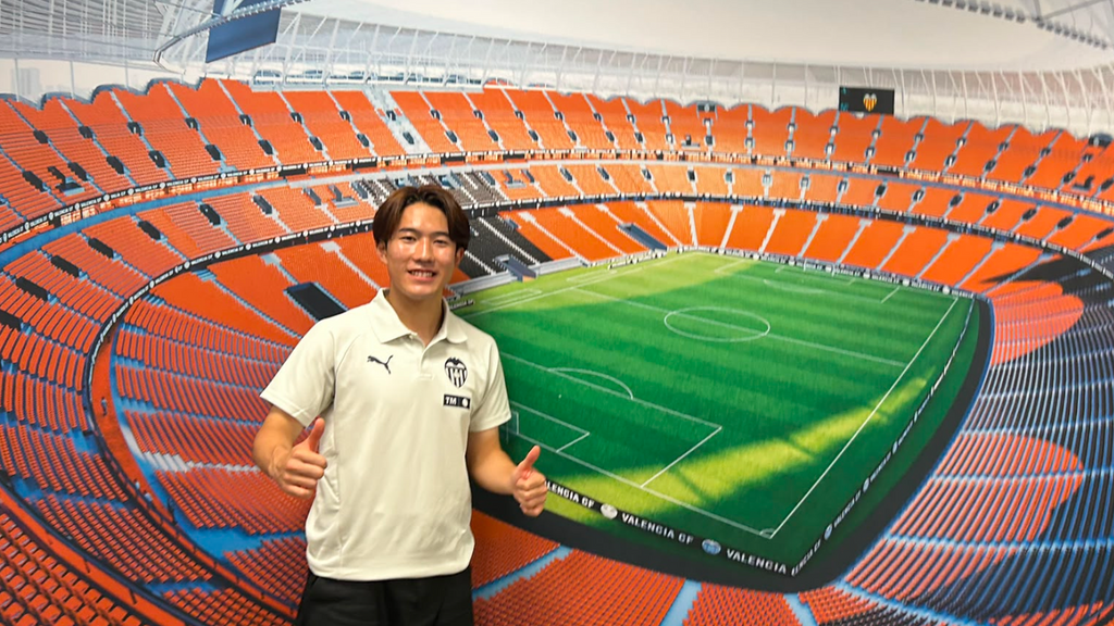 Ryonosuke Sato presentado como jugador del Valencia CF