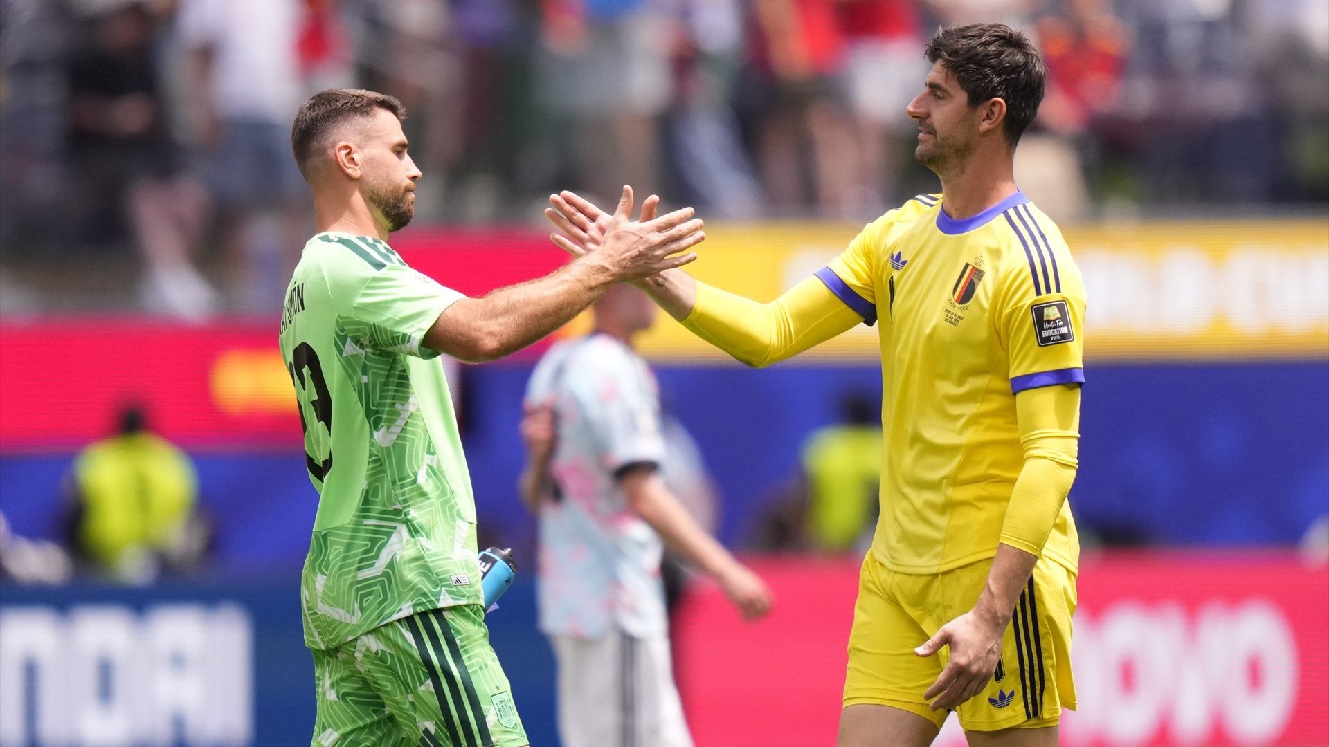 Saludo entre Unai Simón y Thibaut Courtois tras el España-Bélgica