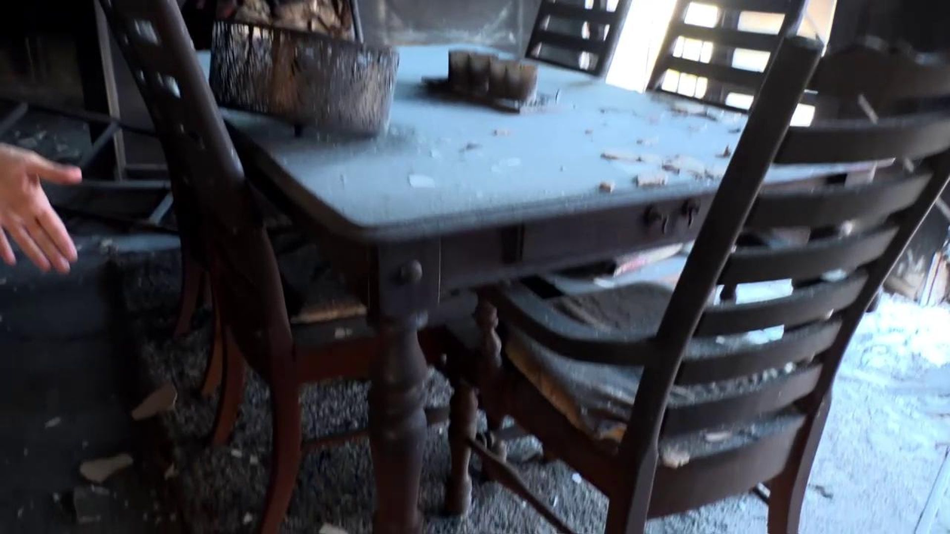 Un comedor familiar convertido en ceniza
