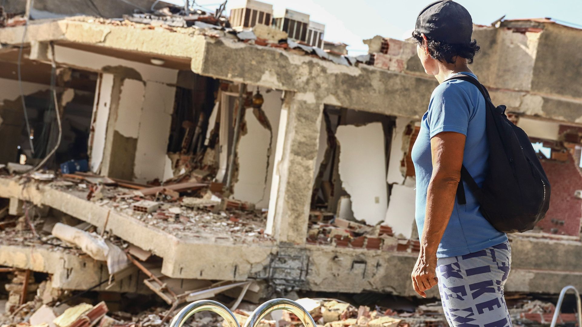 Una superviviente del doble terremoto de Venezuela contempla los restos de un edificio colapsado en la zona de Caraballeda, La Guaira Una superviviente del doble terremoto de Venezuela contempla los restos de un edificio colapsado en la zona de Caraballeda, La Guaira