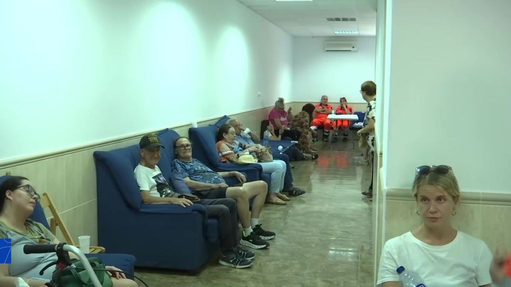 Vecinos de la zona de Los Gallardos, desalojados ante el avance de las llamas permanecen refugiados en el tanatorio de Lubrín, Almería