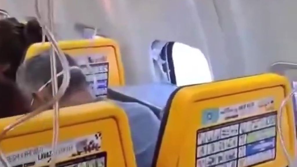 Un pasajero es parcialmente succionado en un avión de Ryanair tras el desprendimiento de una ventanilla