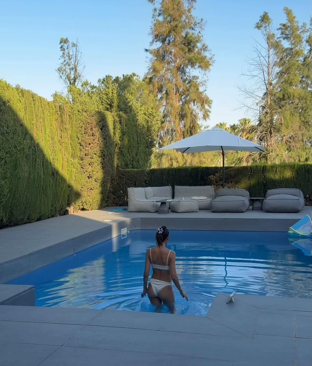Estela Grande en la piscina de su nueva casa en Sevilla