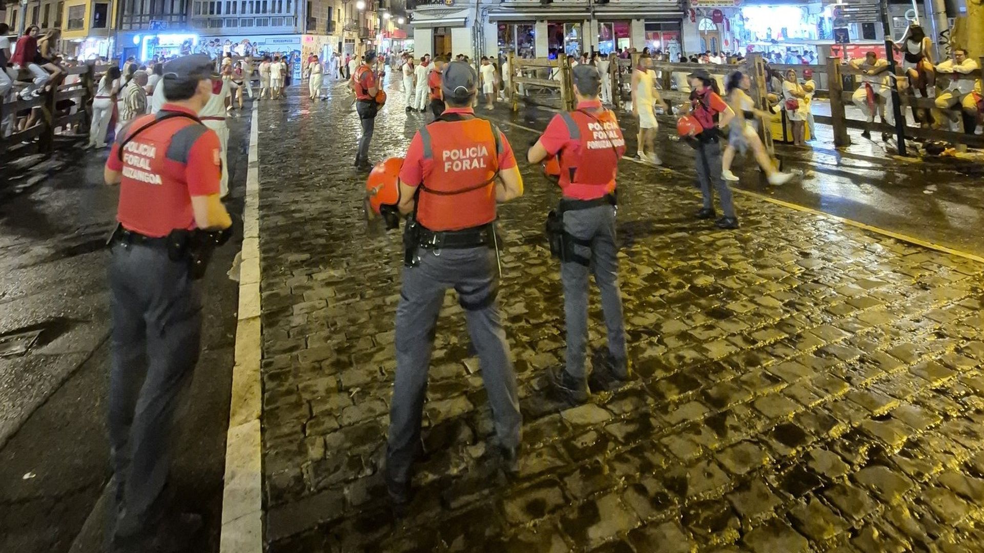 Agentes de la Policía Foral de Navarra durante la celebración de San Fermín en Pamplona Agentes de la Policía Foral de Navarra durante la celebración de San Fermín en Pamplona