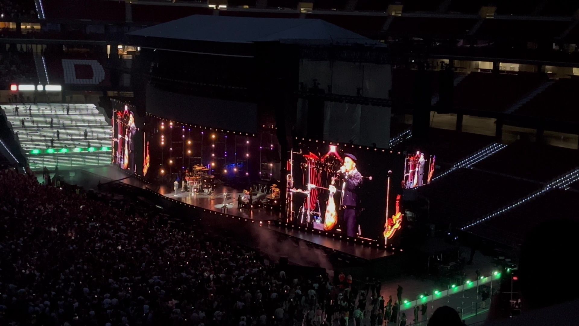Bruno Mars y Anderson Paak comen jamón durante su concierto en Madrid