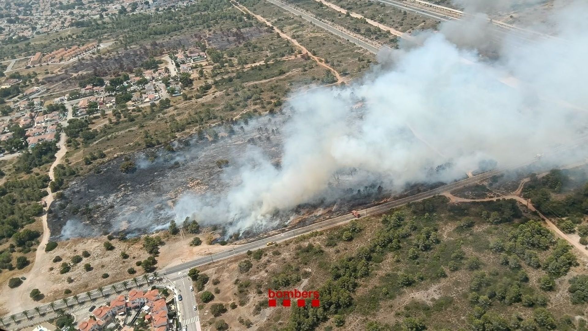 Confinan varios núcleos de Mont-roig del Camp, Tarragona, por un incendio forestal Confinan varios núcleos de Mont-roig del Camp, Tarragona, por un incendio forestal