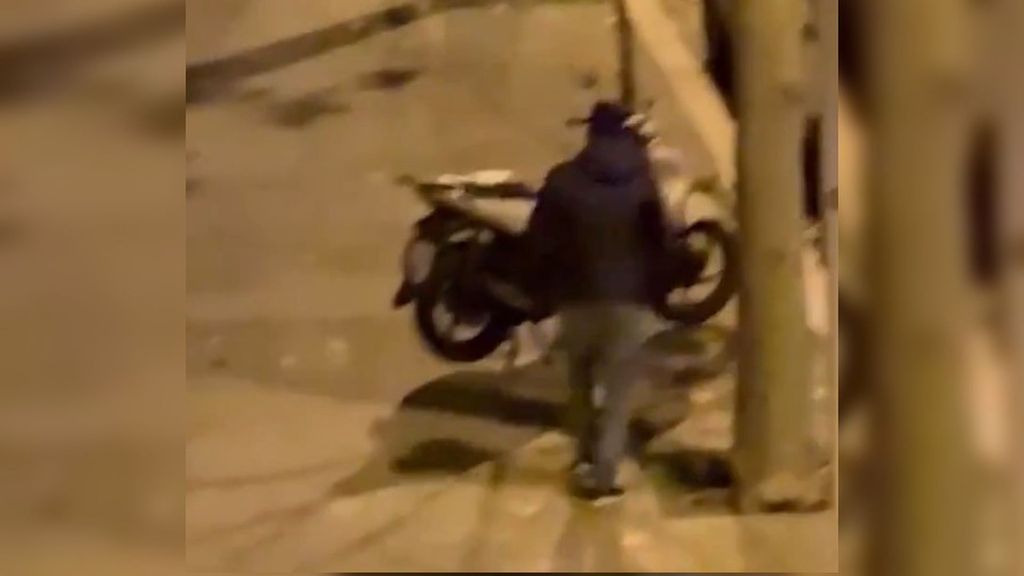 Dos detenidos por robar 16 motos de madrugada en Barcelona tras inutilizar su geolocalización