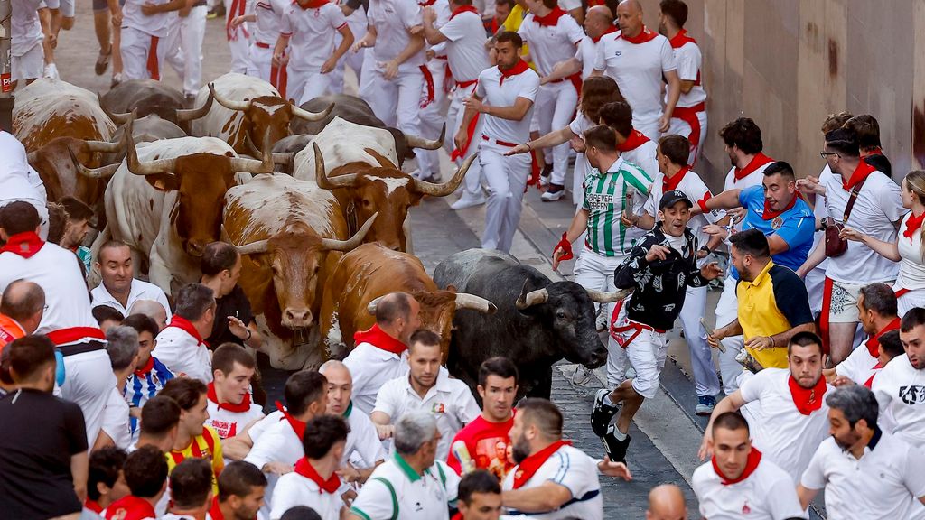El quinto encierro de los Sanfermines 2026, íntegro: los toros de José Escolar dejan 14 heridos, uno con una cornada en la cara