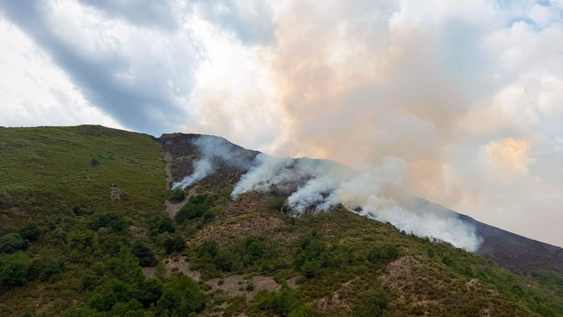 Estabilizado el incendio forestal de Ayabarrena en Ezcaray, La Rioja, que ha quemado 125 hectáreas Estabilizado el incendio forestal de Ayabarrena en Ezcaray, La Rioja, que ha quemado 125 hectáreas