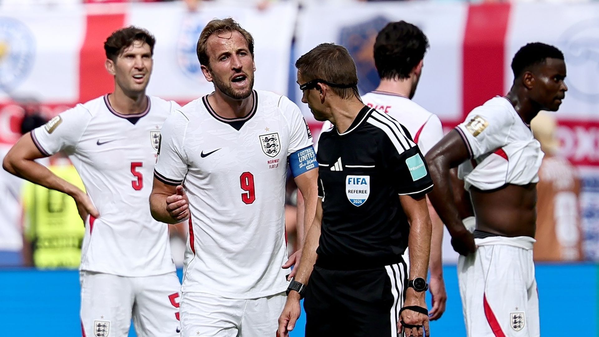 Harry Kane protesta a Turpin tras el gol de Noruega a Inglaterra