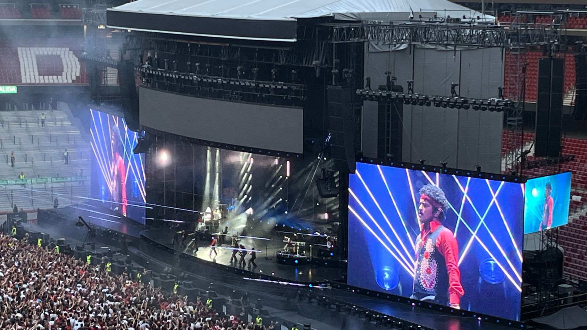 La grada celebra el gol de España durante el concierto de Bruno Mars