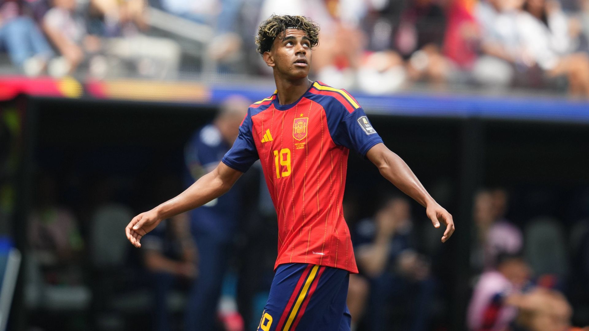 Lamine Yamal, muy pendiente de los gestos de su hermano Keyne durante el partido de cuartos