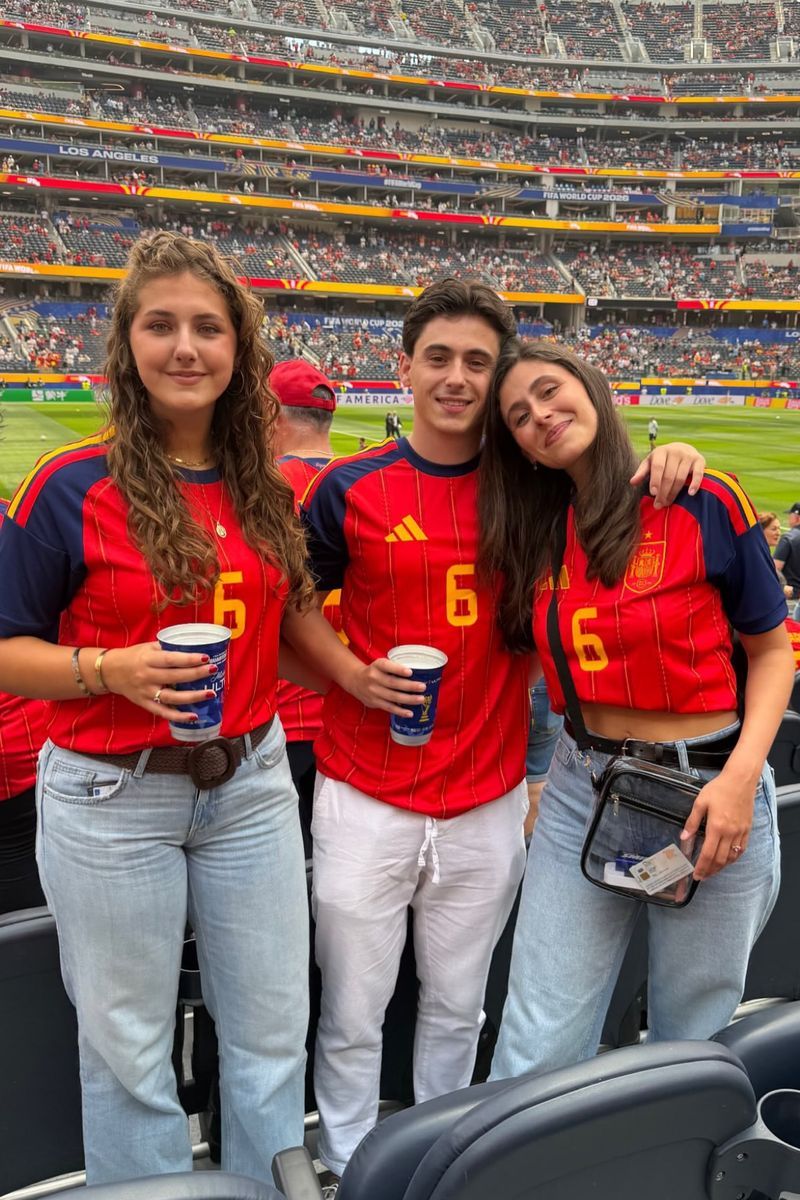 Lola Liberal (a la derecha de la imagen), en Los Ángeles disfrutando del partido de cuartos de Mikel Merino y la Roja en el Mundial