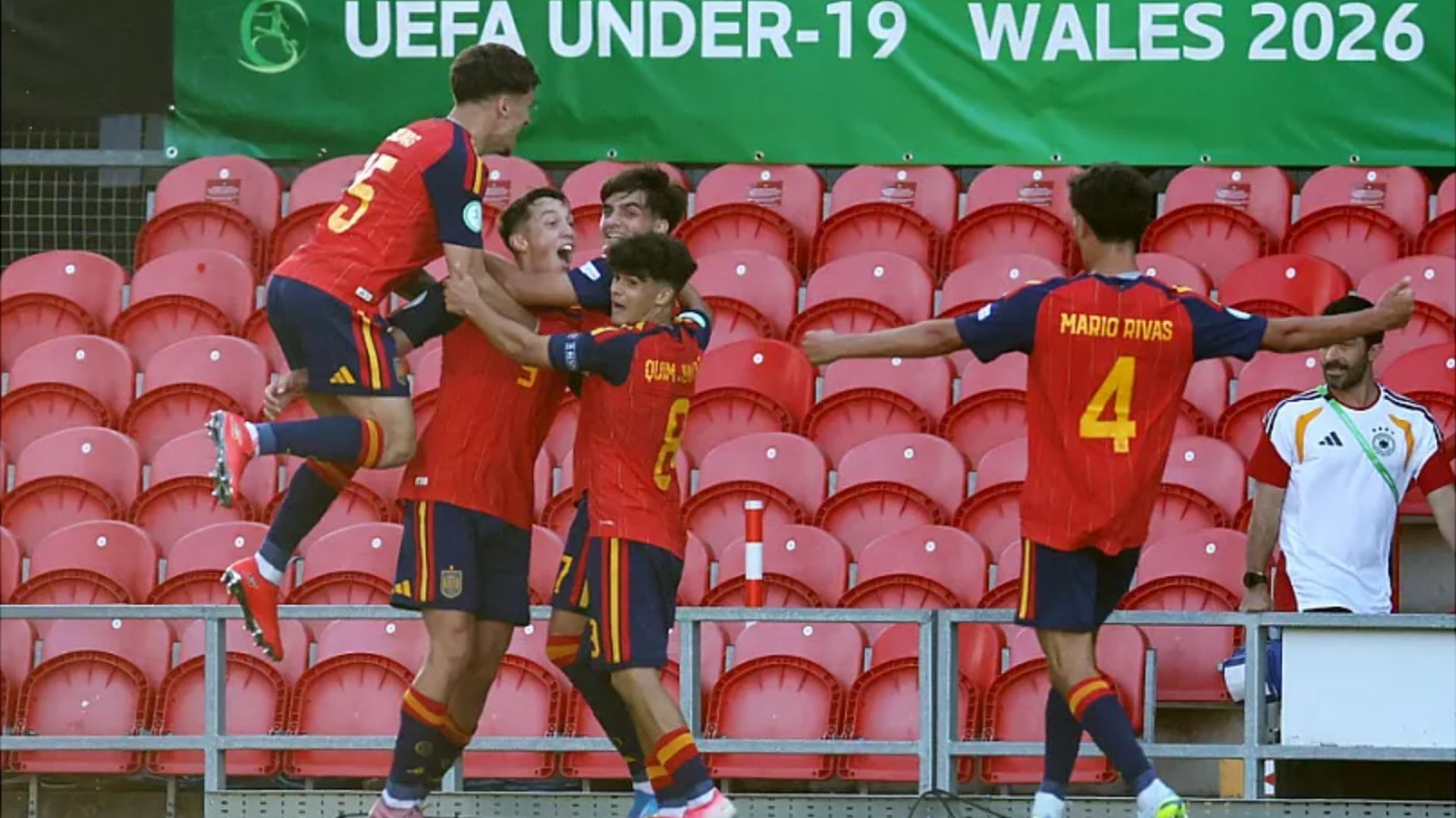Los jugadores de España celebran un gol ante Alemania.