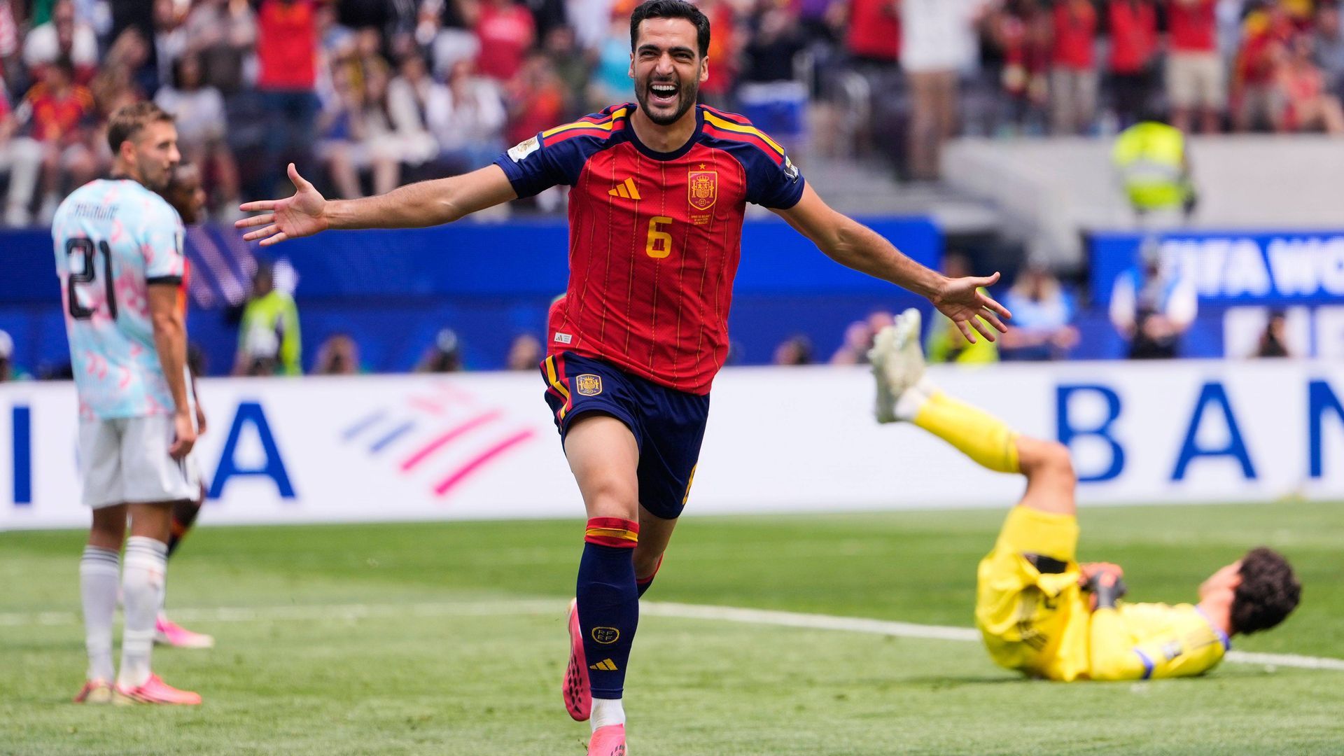 Mikel Merino ha recibido otro premio en el Mundial: ha podido reencontrarse con su pareja, Lola Liberal, y su hijo recién nacido