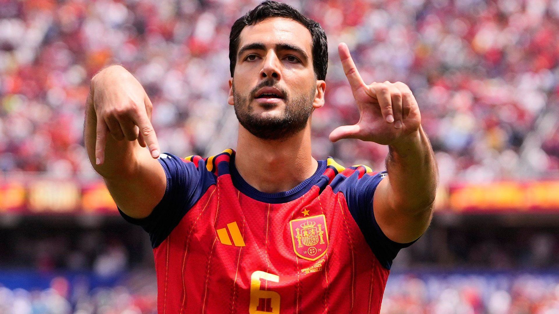 Mikel Merino, "muy contento" tras el reencuentro con su mujer y su hijo recién nacido, Marco, en el Mundial