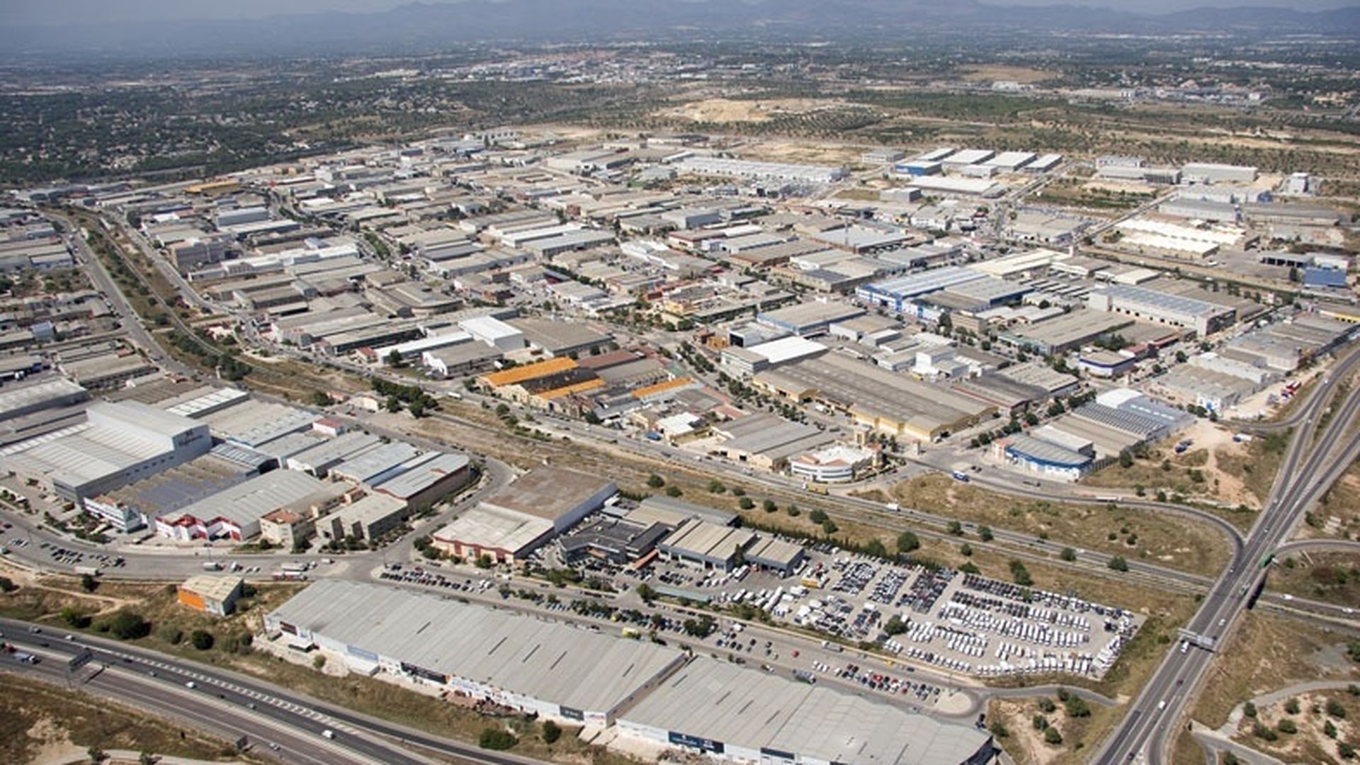 Muere un trabajador tras vencer un muro en un polígono industrial en Paterna, Valencia Muere un trabajador tras vencer un muro en un polígono industrial en Paterna, Valencia