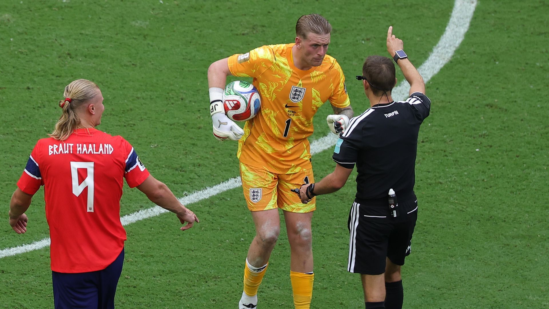 Clément Turpin, tras la acción del gol anulado a Noruega. Clément Turpin, tras la acción del gol anulado a Noruega.