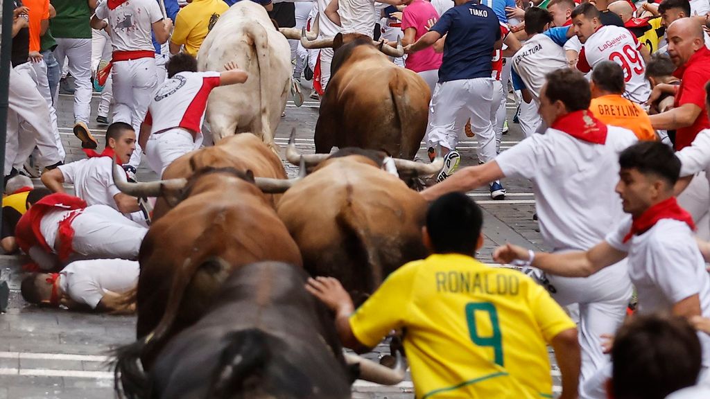 El sexto encierro de los Sanfermines 2026, íntegro: los toros de La Palmosilla protagonizan una carrera rápida con nueve heridos