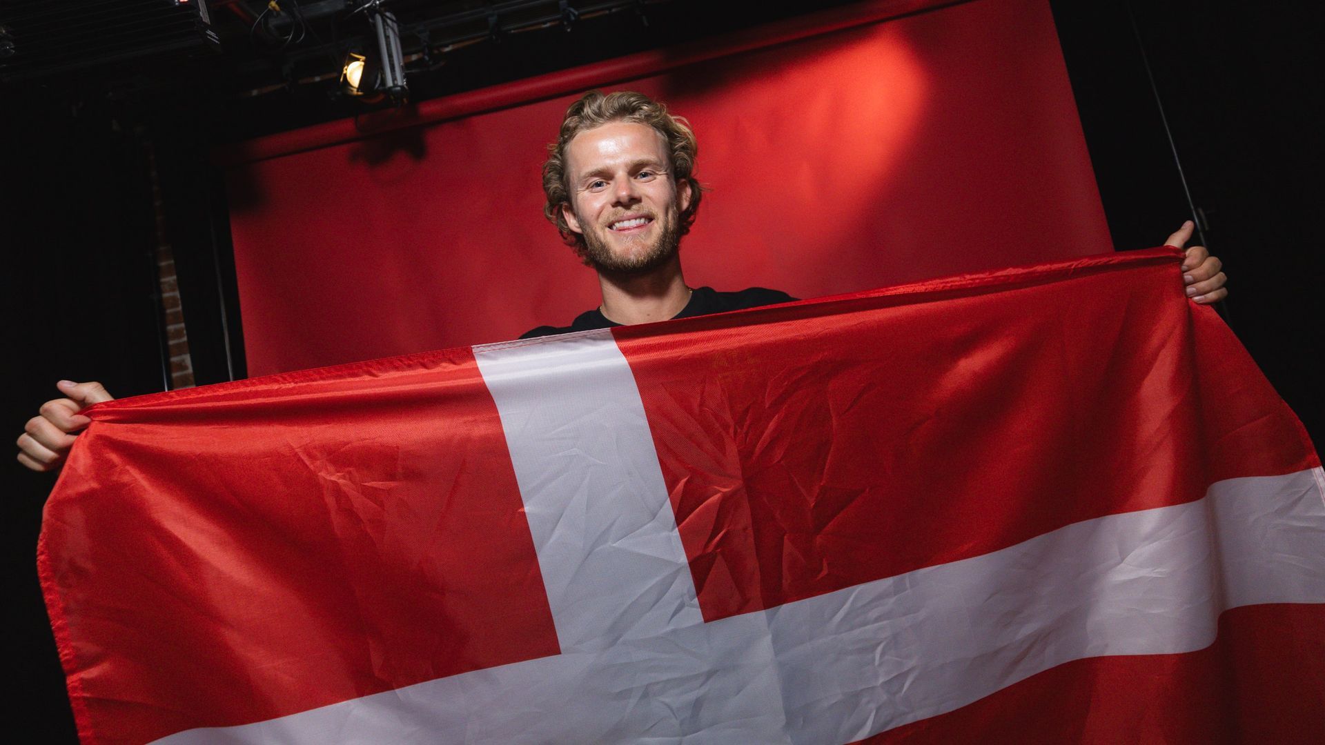 Hjulmand posa con la bandera de Dinamarca, de los colores del Atlético