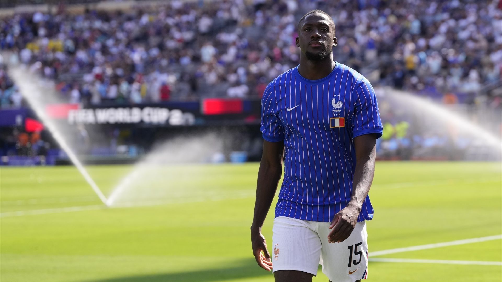 Ibrahima Konaté calienta antes de un partido de Francia