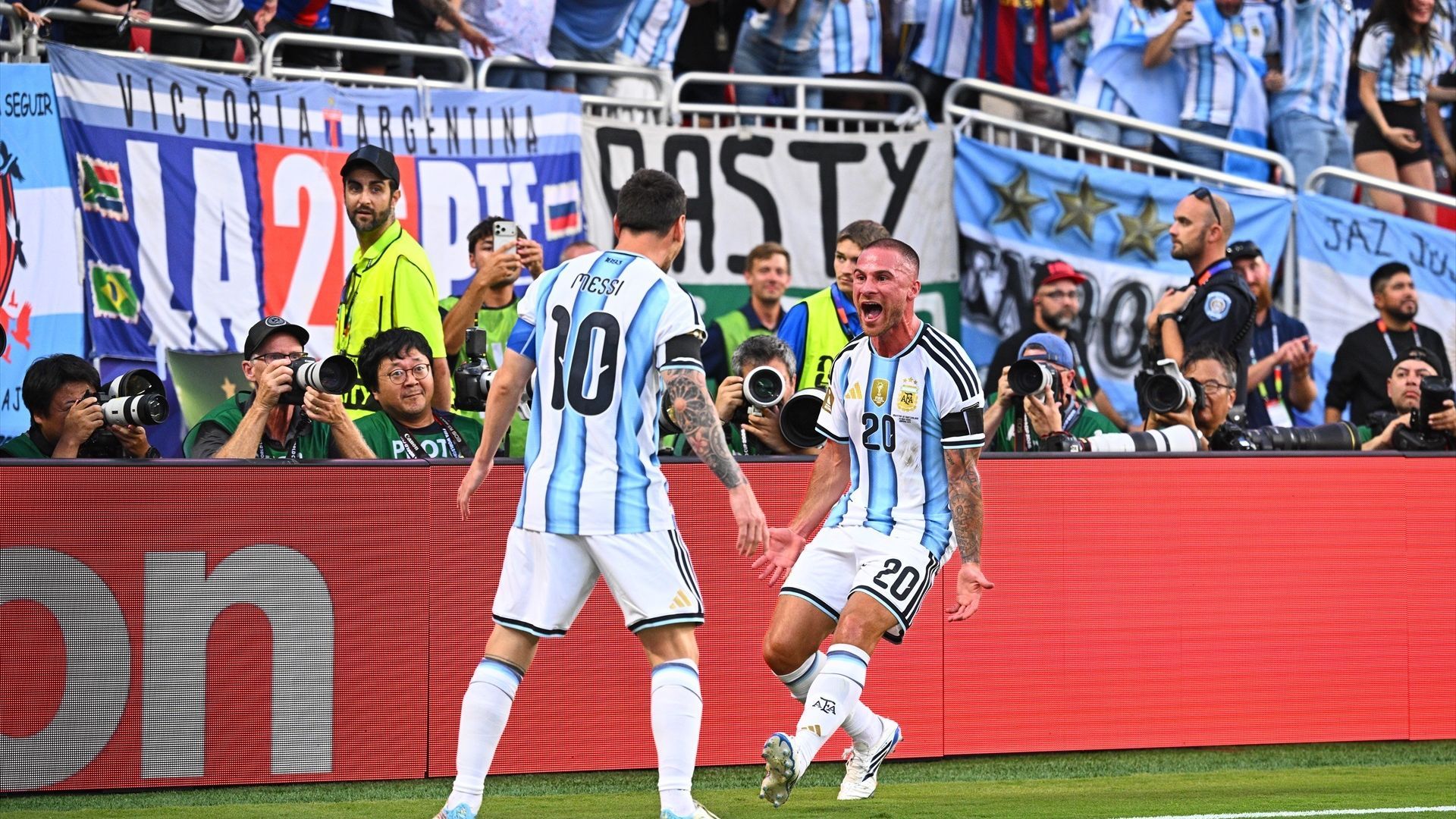 Leo Messi y Alexis Mac Allister celebran un gol en el Argentina-Suiza Leo Messi y Alexis Mac Allister celebran un gol en el Argentina-Suiza