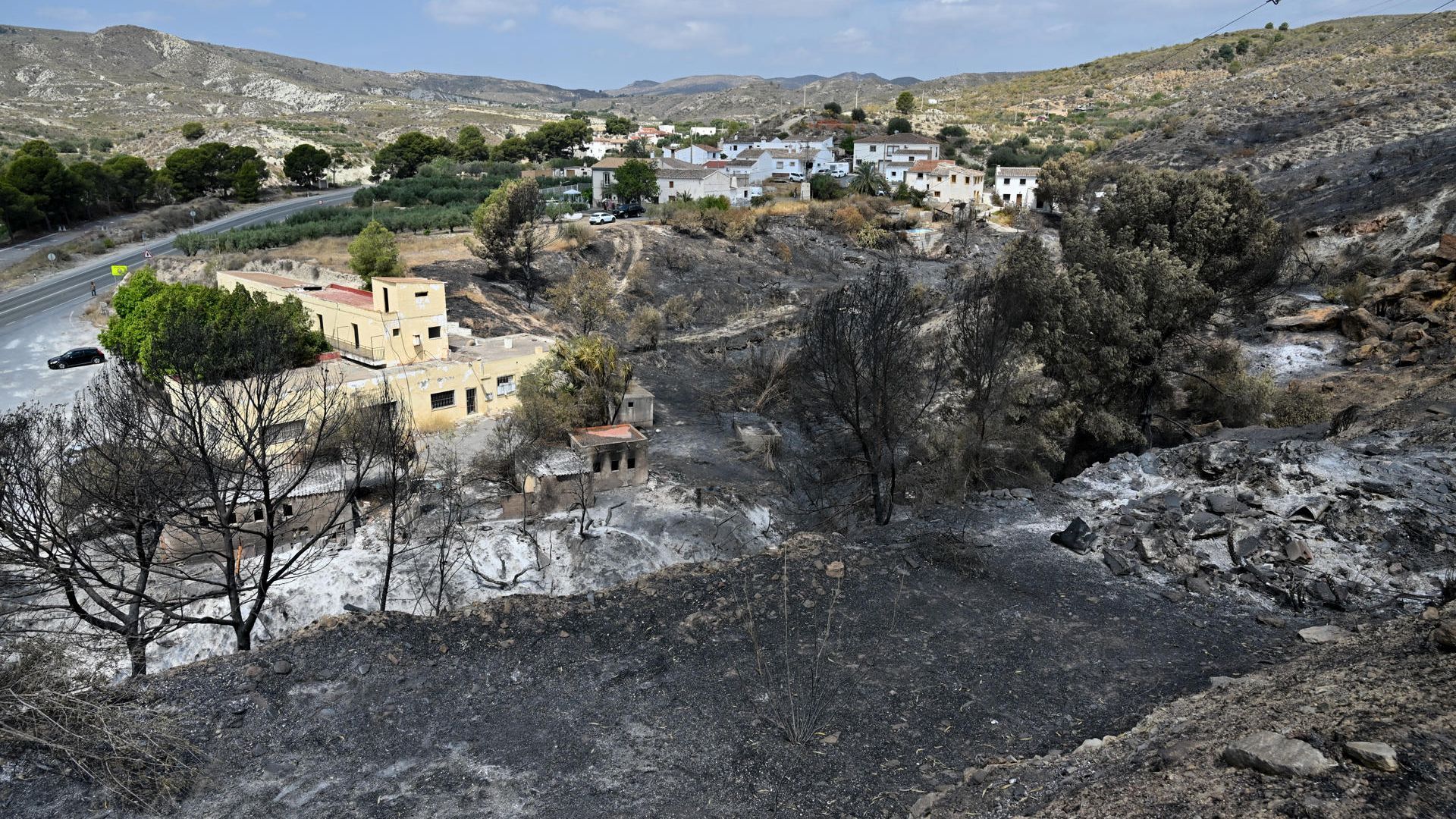Los técnicos inspeccionan la red eléctrica afectada por el incendio para restablecer el suministro en Los Gallardos, Almería Los técnicos inspeccionan la red eléctrica afectada por el incendio para restablecer el suministro en Los Gallardos, Almería