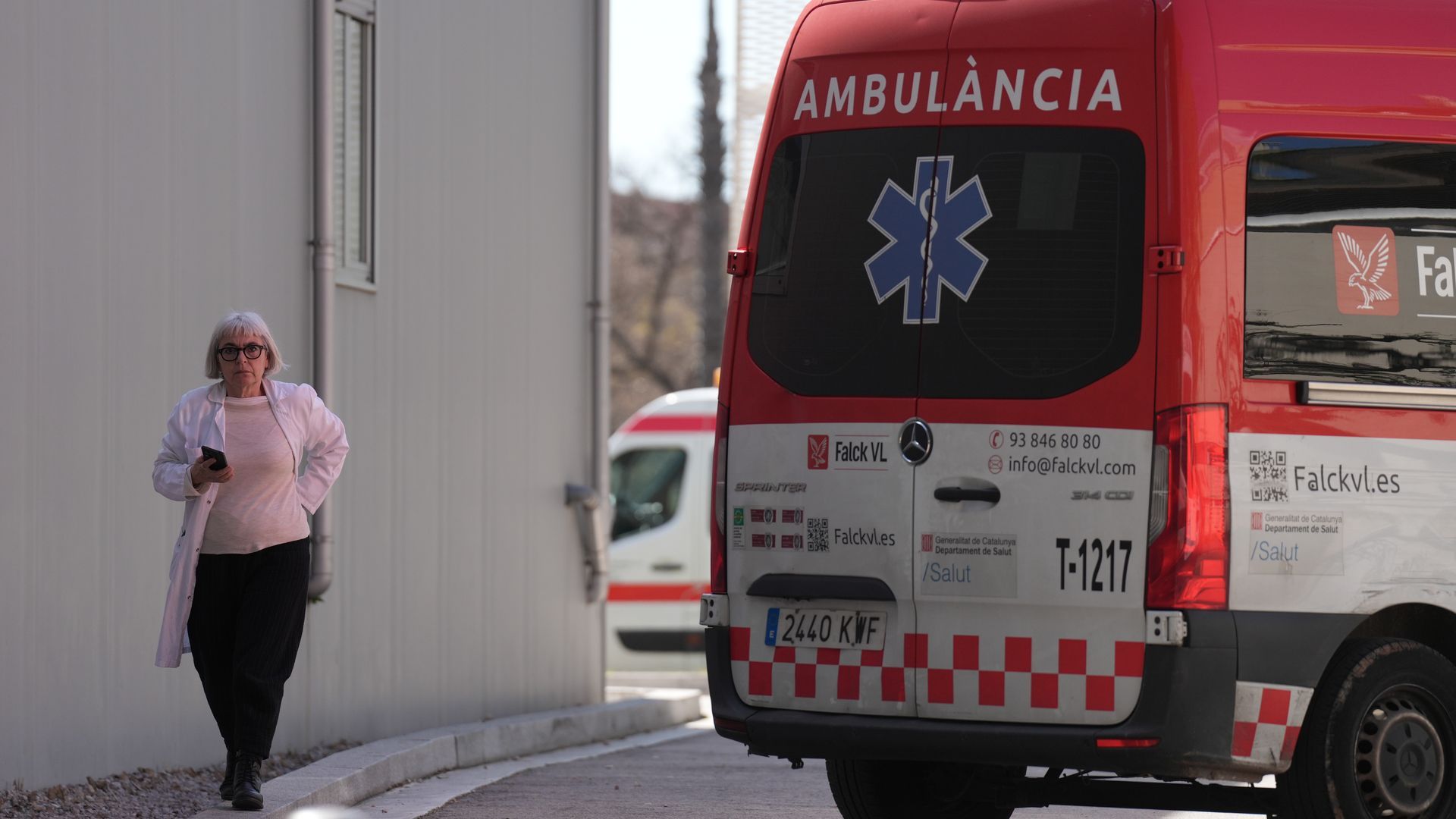 Muere un menor de 16 años al chocar un coche contra un árbol en Castellar, Barcelona: hay tres heridos