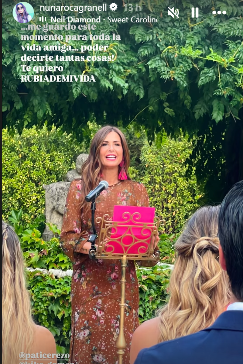 Nuria Roca dando el discurso en la boda