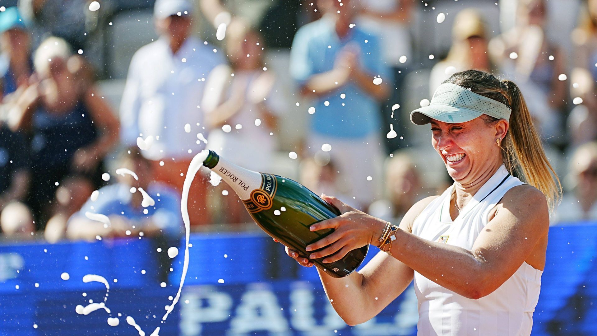 Paula Badosa celebra con champán su triunfo en Bastad