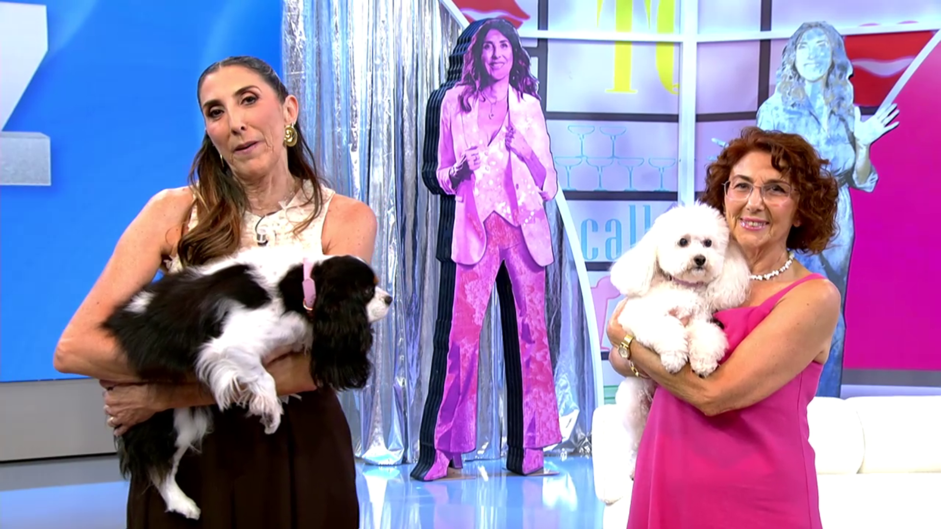 Paz Padilla presenta a sus perras, Suki y Martina