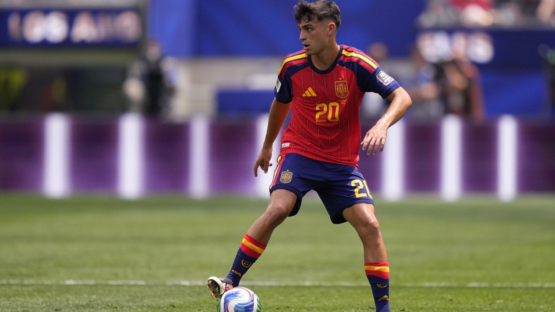 Pedri controla un balón durante el España-Bélgica