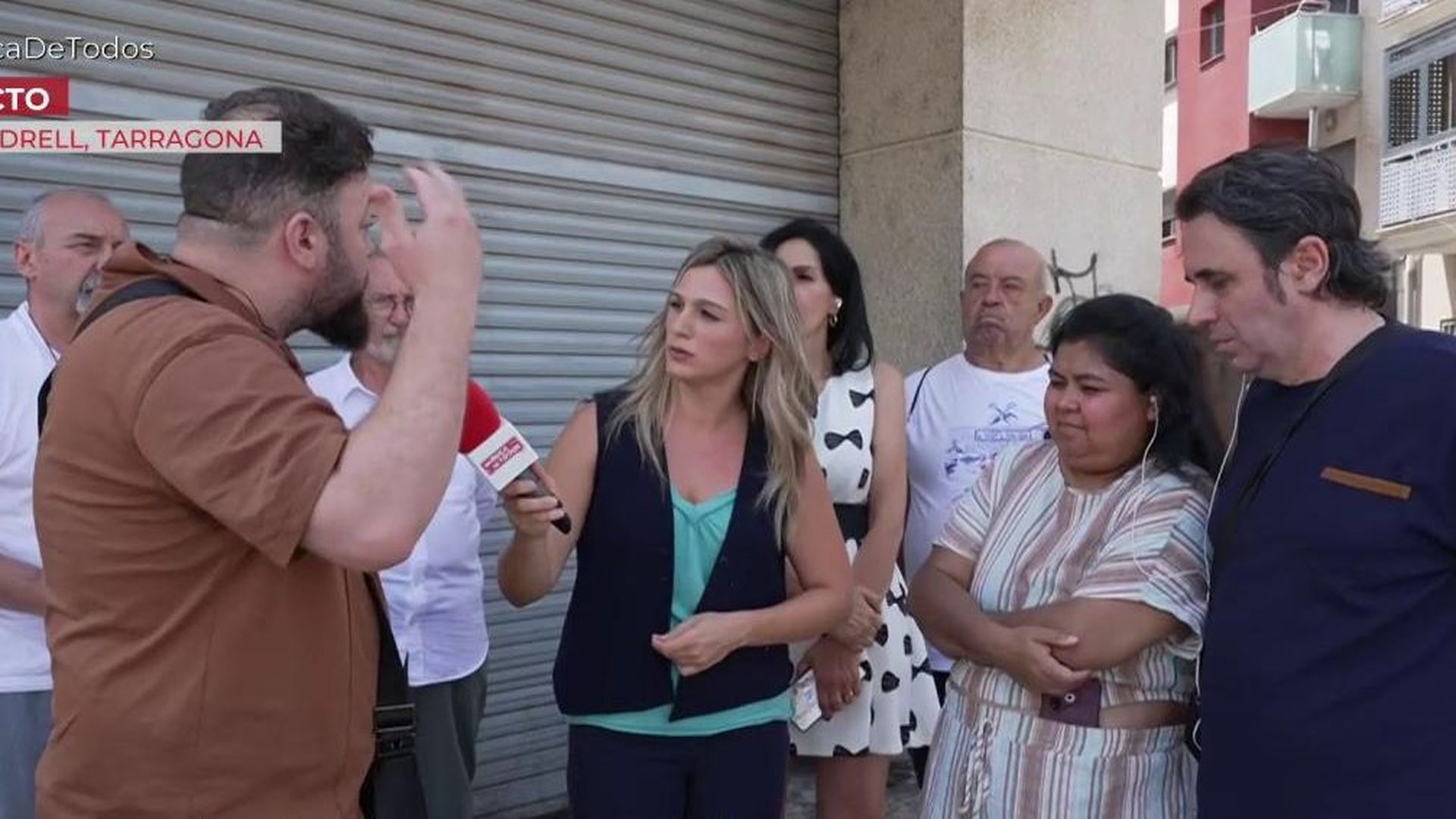 Agreden al equipo de ‘En boca de todos’ en El Vendrell (Tarragona): un mosso de paisano tiene que intervenir para evitar una mayor agresión