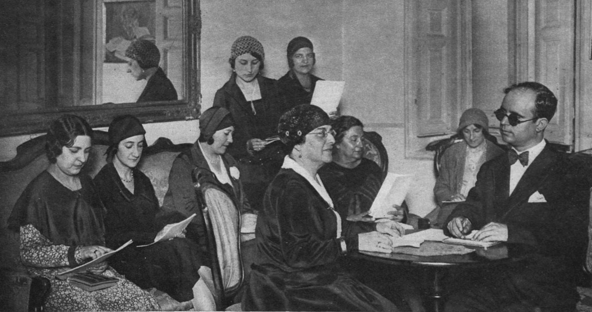 Algunas de las miembros del Lyceum Club, en una reunión del Comité del Libro para el Ciego.