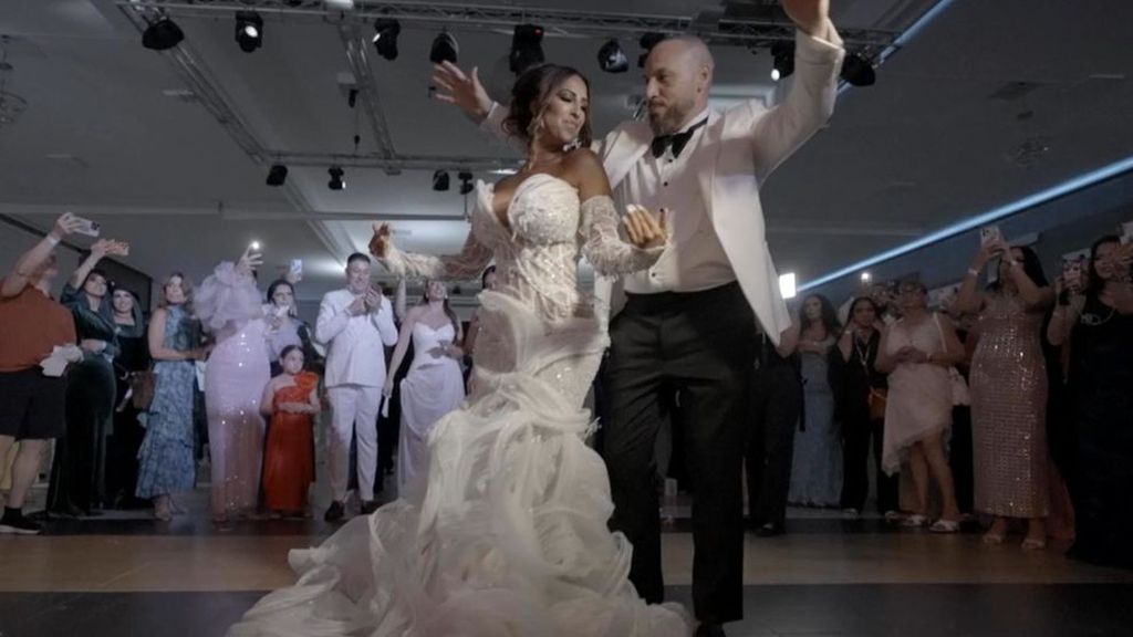 Noemí y Antón abren la fiesta del bautizo de su hijo con un romántico baile